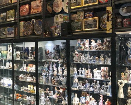 Figurines and biscuit tins collection